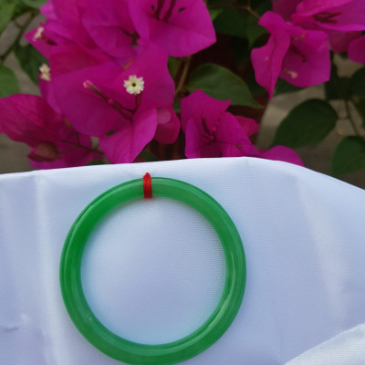 Vòng Tay Đá Cẩm Thạch Lý K49 Size vòng 49mm x dầy 7mm Xanh lá đều bóng thiệt đẹp Nữ mệnh mộc hỏa thủy cân nặng 45kg - 49kg đeo đẹp ạ