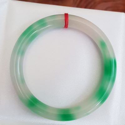 Vòng tay nữ đá Cẩm Thạch tự nhiên mới TR LÝ A Sịn 52mm x chột 8mm Vòng màu trắng vân xanh lý bóng đẹp nữ 50kg - 54kg đeo  ạ