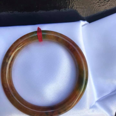 CHIẾC VÒNG TRÒN ĐÁ MÃ NÃO T QUÝ 52  MÀU TỨ QUÝ MÀU ĐẬM ĐỎ VÀNG NÂU XẬM  NỮ Trên 50kg đến 58kg ĐEO