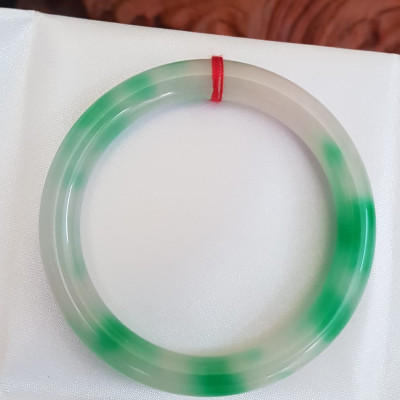 Vòng tay nữ đá Cẩm Thạch tự nhiên mới TR LÝ A Sịn 52mm x chột 8mm Vòng màu trắng vân xanh lý bóng đẹp nữ 50kg - 54kg đeo  ạ