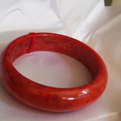 Vòng Cẩm Thạch mới Bản Hẹ Đỏ 56mm x cao 15mm x dầy 7,5mm màu đỏ bông bông đều đậm đẹp nữ mệnh hỏa mệnh thổ 54kg - 65kg đeo hợp ạ