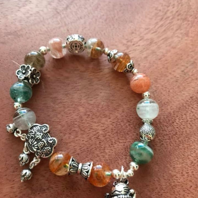 VÒNG THẠCH ANH ƯU LINH PHỐI PHỤ KIỆN HÌNH MÈO MAY MẮN VÀ HOA ĐÍNH  ĐÁ THIÊN NHIÊN (10MM)