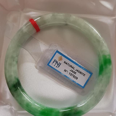 Vòng tay đá ngọc Cẩm Thạch Tự Nhiên Đậu Lý AI Sao 61mm x cọng 9mm Vòng kiểm định P No 157829 Natural Jadeite Xanh Đậu Lý bông bông sáng đều đẹp sang Màu Xanh Đậu Lý bông bông sáng đều đẹp sang ạ