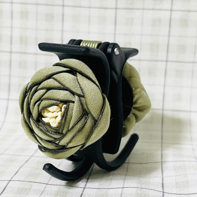 Kẹp tóc càng cua 3 răng đính hoa hồng vải màu xanh đậm kiểu Hàn Quốc