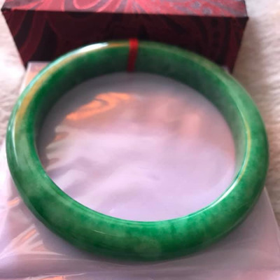 VÒNG TAY NAM ĐÁ CẨM THẠCH BẢN HẸ CỒ LÝ Size LỚN 68MM x Cao 12mm x Dầy 10mm  MÀU XANH LÁ ĐẬM BÓNG ĐỀU ĐẸP  NAM MỆNH MỘC HOẢ 80Kg Đến 95Kg ĐEO ĐẸP Ạ