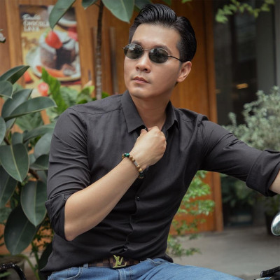 Vòng tay trầm hương mix đá mắt hổ xanh lá charm trụ chữ phạn cao cấp chính hãng 2VTH074 udumbara