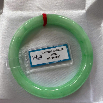 Vòng Cẩm Thạch Tự Nhiên Kiểm Định P Lab No 296657 Vip Sịn Ni 52mm x Chột 8mm Màu Xanh Lý Trắng nhẹ đều bóng mượt các Chị tay lên tay đẹp xuất sắc sịn sang xinh lắm nữ 50kg - 56kg đeo ạ