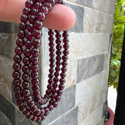 Vòng Tay Chuỗi Nữ Đá Garnet Đỏ Rượu quấn 3 vòng size hạt 4mm các Chị Em Phụ Nữ đeo lên tay xinh đẹp may mắn ạ