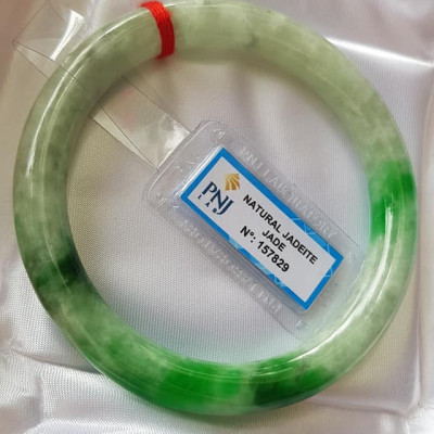 Vòng tay đá ngọc Cẩm Thạch Tự Nhiên Đậu Lý AI Sao 61mm x cọng 9mm Vòng kiểm định P No 157829 Natural Jadeite Xanh Đậu Lý bông bông sáng đều đẹp sang Màu Xanh Đậu Lý bông bông sáng đều đẹp sang ạ