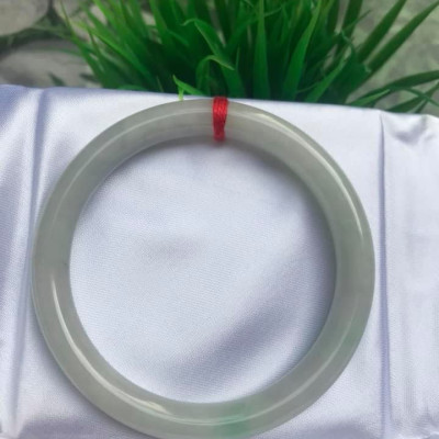 VÒNG TAY ĐÁ CẨM THẠCH MỚI TRẮNG LÝ 54  Size vòng 54mm x dầy 8mm  MÀU TRẮNG BÓNG CHẤM XANH LÝ NỮ 54kg đến 64kg Đeo