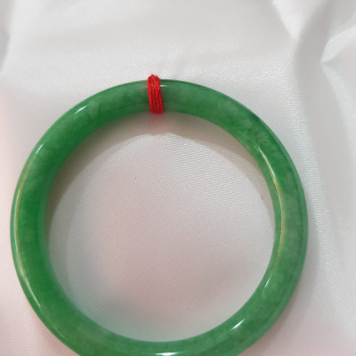 Vòng Tay Đá Cẩm Thạch Đậu 50mm x 7mm đẹp  Màu Xanh Ngọc Đậu đều đẹp Hợp mệnh Hỏa Mộc Thủy  Nữ cân nặng 50kg - 55kg đeo đẹp ạ