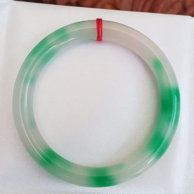 Vòng tay nữ đá Cẩm Thạch tự nhiên mới TR LÝ A Sịn 52mm x chột 8mm Vòng màu trắng vân xanh lý bóng đẹp nữ 50kg - 54kg đeo  ạ