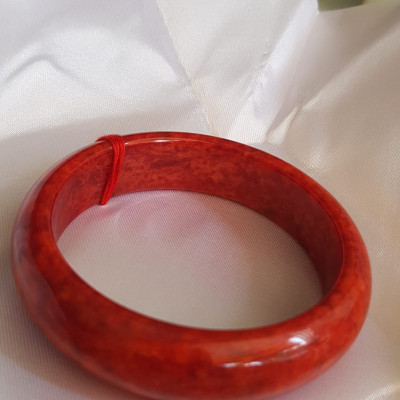 Vòng Cẩm Thạch mới Bản Hẹ Đỏ 56mm x cao 15mm x dầy 7,5mm màu đỏ bông bông đều đậm đẹp nữ mệnh hỏa mệnh thổ 54kg - 65kg đeo hợp ạ