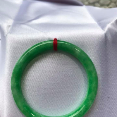 Vòng Tay Đá Cẩm Thạch Đậu Đẹp size 48mm x dầy 7mm Màu Xanh Lá Đậu Bóng Rất Là Đẹp Nữ tay nhỏ Nữ mệnh mộc hỏa thủy 35kg - 49kg đeo ạ