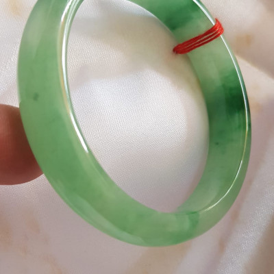 Vòng Cẩm Thạch tự nhiên Bản Hẹ Sịn size 53mm x cao 12mm x dầy 7mm màu xanh lý tươi bóng đẹp nữ 51kg - 56kg đeo ạ