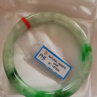 Vòng tay đá ngọc Cẩm Thạch Tự Nhiên Đậu Lý AI Sao 61mm x cọng 9mm Vòng kiểm định P No 157829 Natural Jadeite Xanh Đậu Lý bông bông sáng đều đẹp sang Màu Xanh Đậu Lý bông bông sáng đều đẹp sang ạ