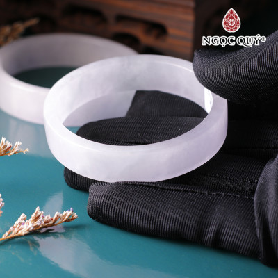 Vòng tay nguyên khối đá bạch ngọc mệnh thủy kim - Ngọc Quý Gemstones