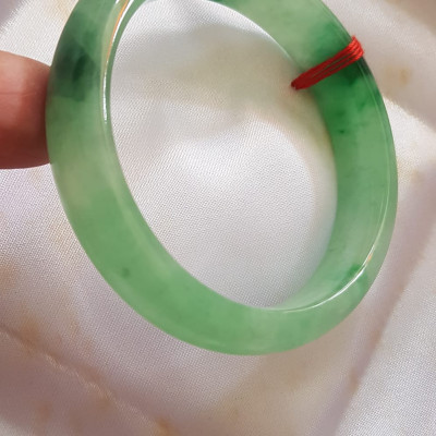 Vòng Cẩm Thạch tự nhiên Bản Hẹ Sịn size 53mm x cao 12mm x dầy 7mm màu xanh lý tươi bóng đẹp nữ 51kg - 56kg đeo ạ