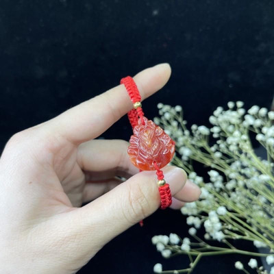 Vòng Tay Hồ Ly Chúa Ngoc Huyết Đỏ kết dây chỉ đỏ may mắn