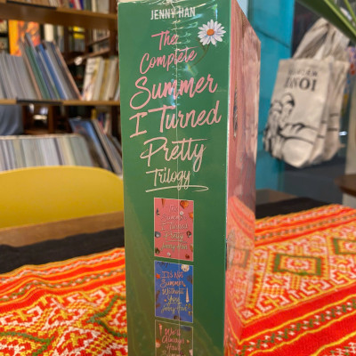 Sách - The Complete Summer I Turned Pretty Trilogy (Deluxe Boxed Set) | Romance / Young Adult in English /  Summer Reads / Ngoại văn Lãng mạn