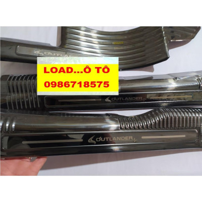 Ốp Bậc Cửa, Nẹp Bước Chân Trong Xe MITSUBISHI OUTLANDER 2022-2018 Chất Liệu Titan Cao Cấp