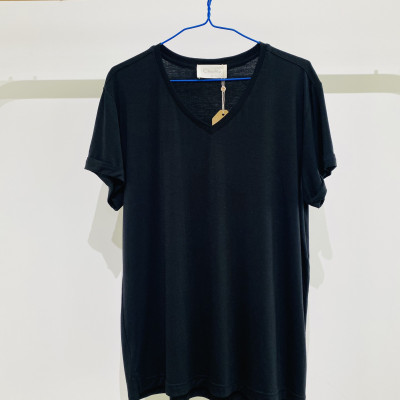 Áo phông trơn cổ tim tay gập unisex vải Tencel tự nhiên