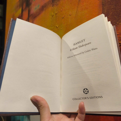 Sách - Hamlet by William Shakespeare - Classics/ Plays /Fiction