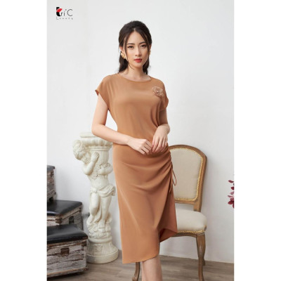 Đầm suông cài hoa Tri