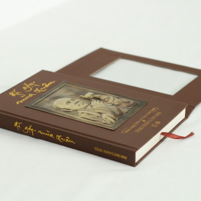 (Ấn bản đặc biệt giới hạn 114c - Tranh đồng khắc hình Thiền sư Thích Nhất Hạnh) ĐI GẶP MÙA XUÂN - Tăng thân Làng Mai - Thái Hà Books