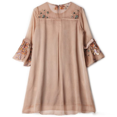 Đầm suông thêu trực tiếp trên chất liệu Myqlothing.