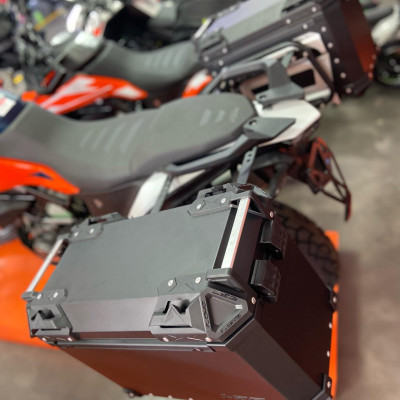 Thùng nhôm bên hông xe máy LS2