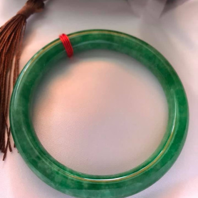 CHIẾC VÒNG TAY ĐÁ CẨM THẠCH ĐẬU LÝ SIZE 54MM MÀU  XANH LÁ BÔNG ĐẸP ĐẸP Ạ NỮ CÂN NẶNG TẦM 52KG - 62KG 