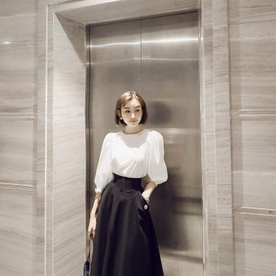 Áo Cổ Tròn Tay Bo Hella