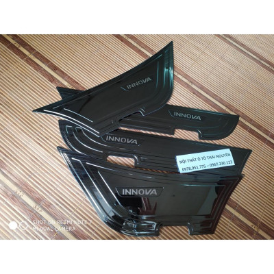 Ốp tabli chống xước cánh cửa dành cho  Innova 2017-2020