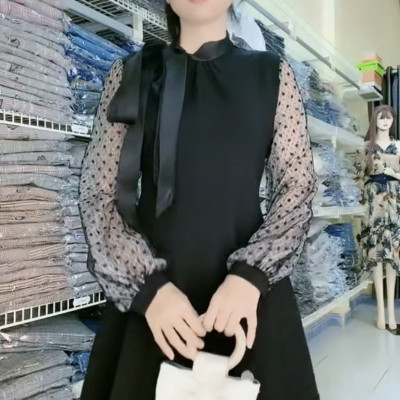 Đầm dự tiệc màu đen sang trọng, gọn người và dễ phối đồ.