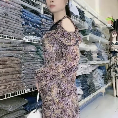 Đầm hở vai xếp ly tay cánh quạt quý phái mát mẻ vừa nữ tính vừa giúp thon gọn bắp tay.