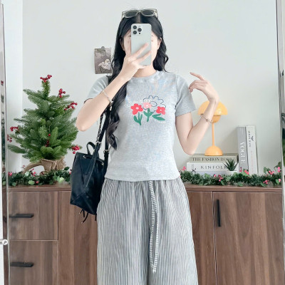 Áo thun form ôm chất liệu co giãn in hình hoa Bloom In Our Mind Miều Est.2013