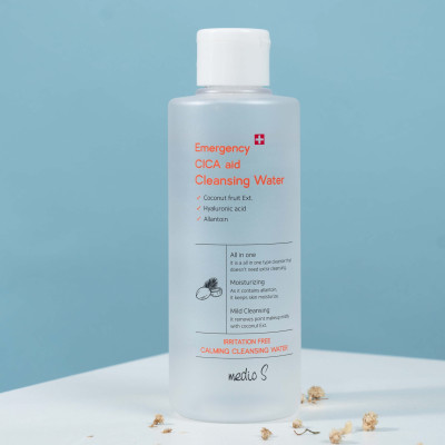 Nước tẩy trang làm sạch nhanh, kết hợp tăng cường độ ẩm cho da, sát khuẩn, se khít lỗ chân lông, giúp mờ đi vết sạm, nếp nhăn, dưỡng trắng cho làn da ẩm mịn, căng sáng rạng rỡ MedicS 200ml