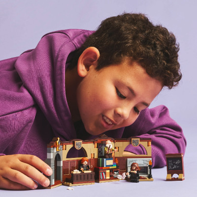 Đồ Chơi Lắp Ráp Lâu Đài Hogwarts: Lớp Học Bùa Chú LEGO HARRY POTTER 76442 (204 Chi Tiết)