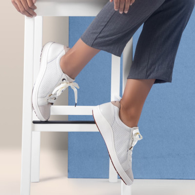 Giày thể thao sức khoẻ nữ Aetrex Courtney Chalk - Sneaker da đế đệm