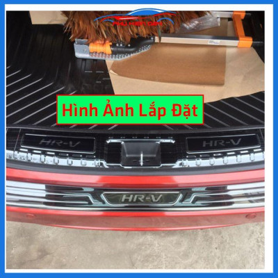 Ốp chống trầy cốp Honda HRV thép không gỉ vân titan bảo vệ xe chống va đập