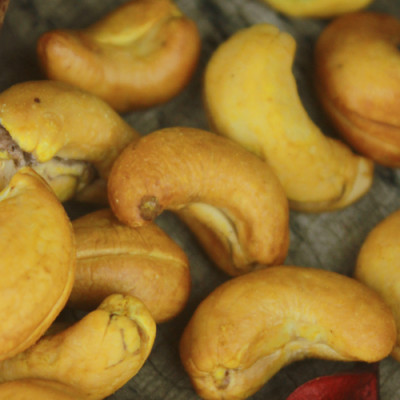 Combo Đậu Nành Sấy Cỏ Ngọt Vị Cay Hải Long (230g) + Hạt Điều Rang Muối Tách Vỏ Lụa Hải Long (250g)